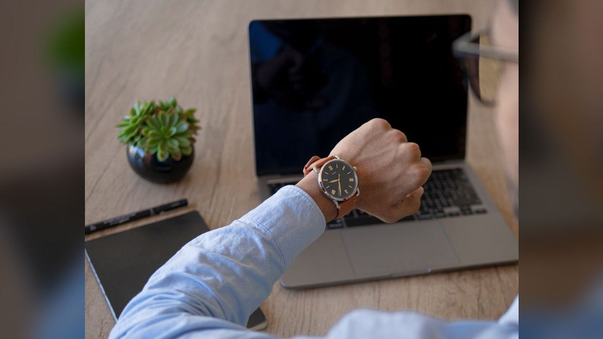 Help first. Sell second. — LinkedIn Wallpaper — figure 2