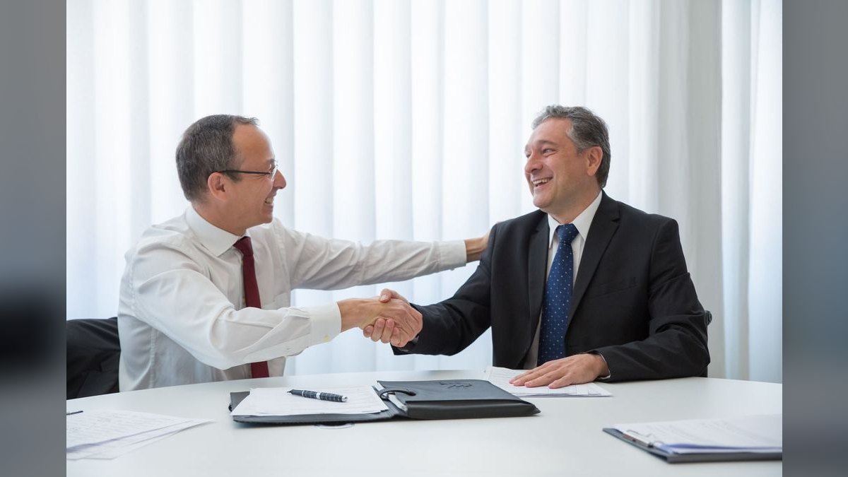 Right deal, right time. — LinkedIn Wallpaper — figure 1