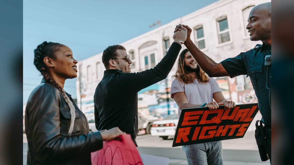 Right deal, right time. — LinkedIn Wallpaper — figure 2