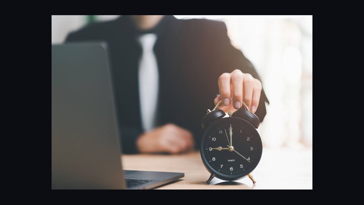 Right deal, right time. — LinkedIn Wallpaper — figure 6