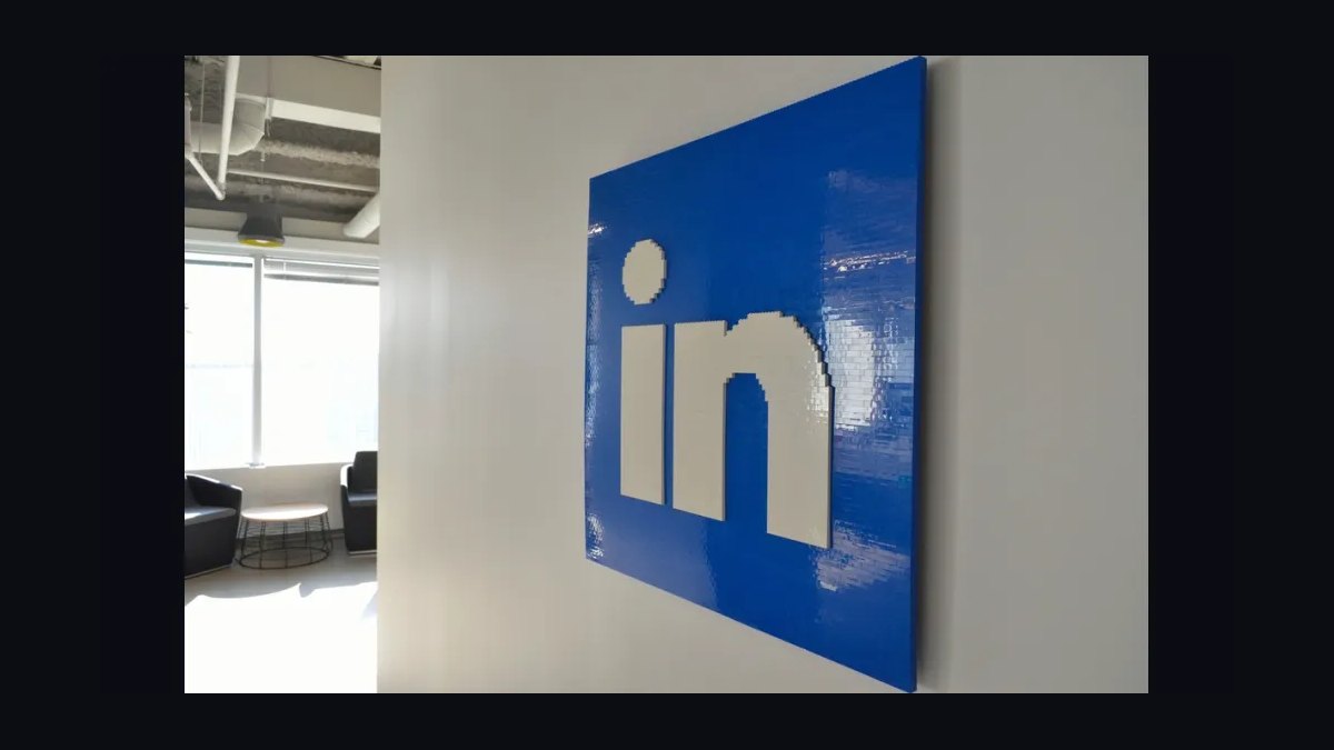Right deal, right time. — LinkedIn Wallpaper