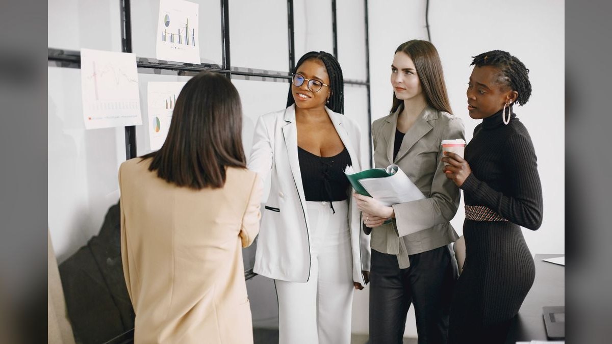 Calm closers win. — LinkedIn Wallpaper — figure 3