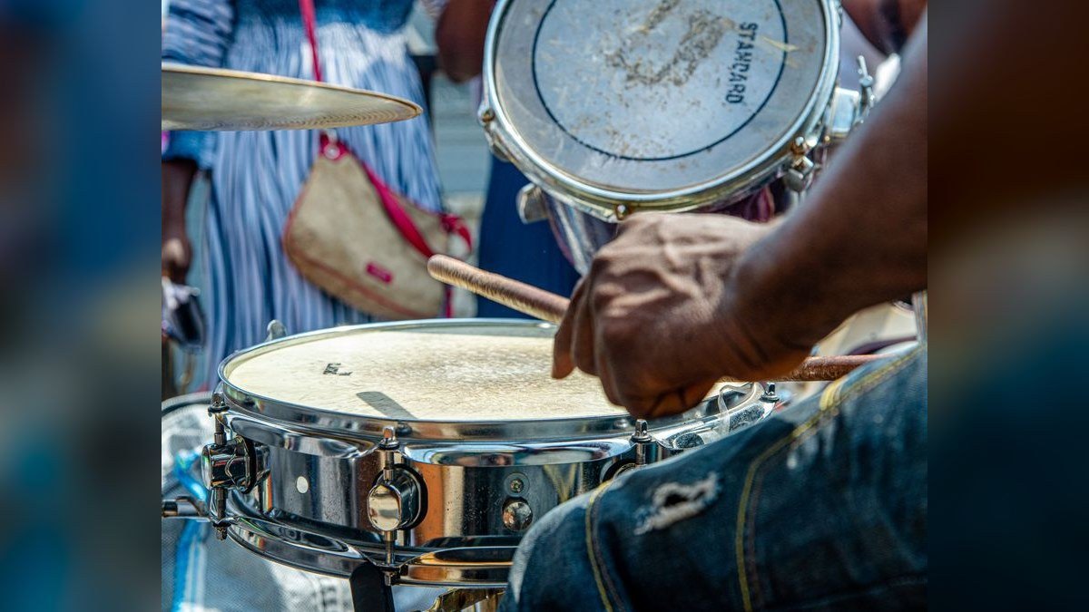 Forecast Bands Beat Point Estimates — Stat Card