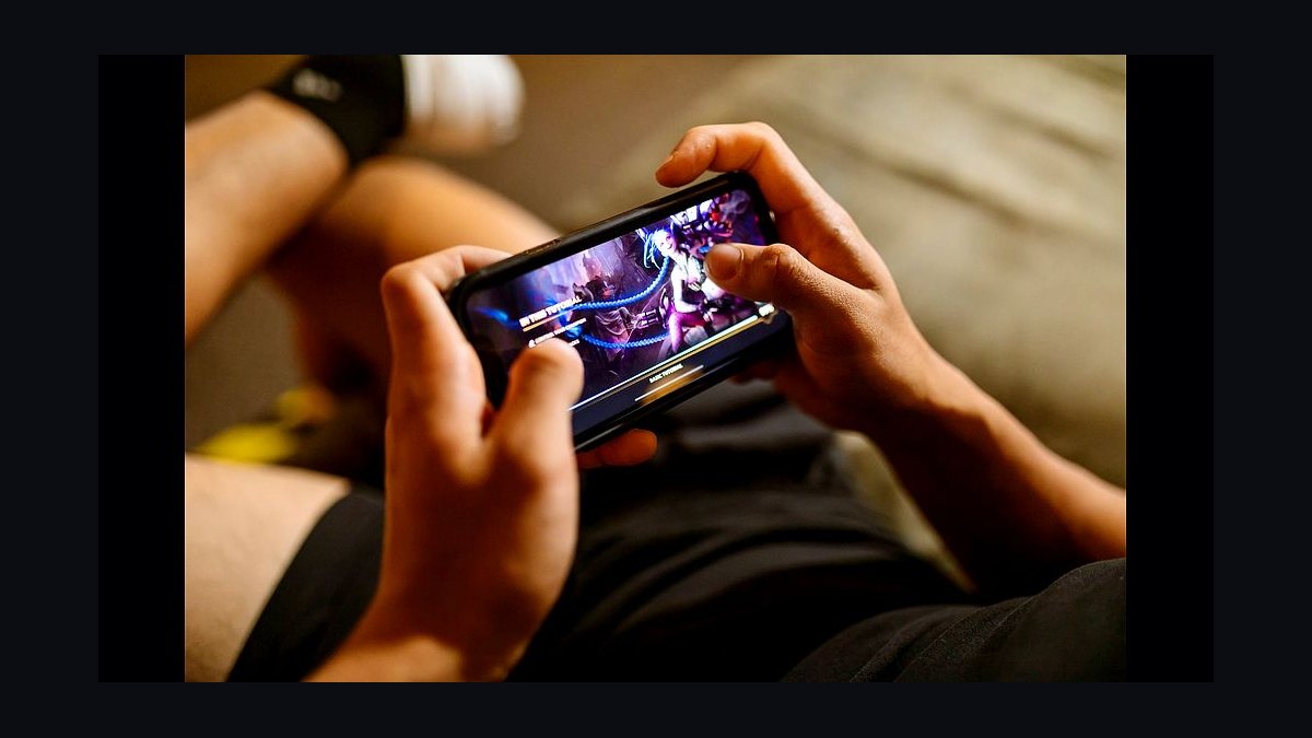 How many gaming subscriptions does the average gamer have in 2027?