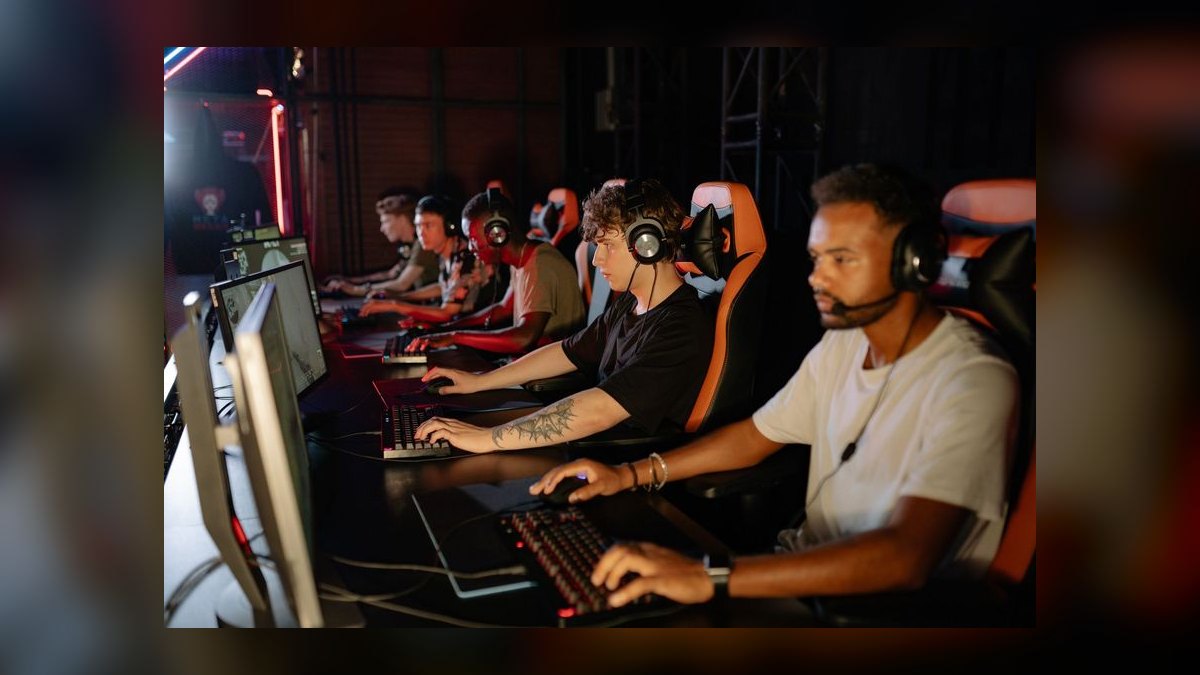 What do professional esports players do differently in their daily practice routines in 2027?