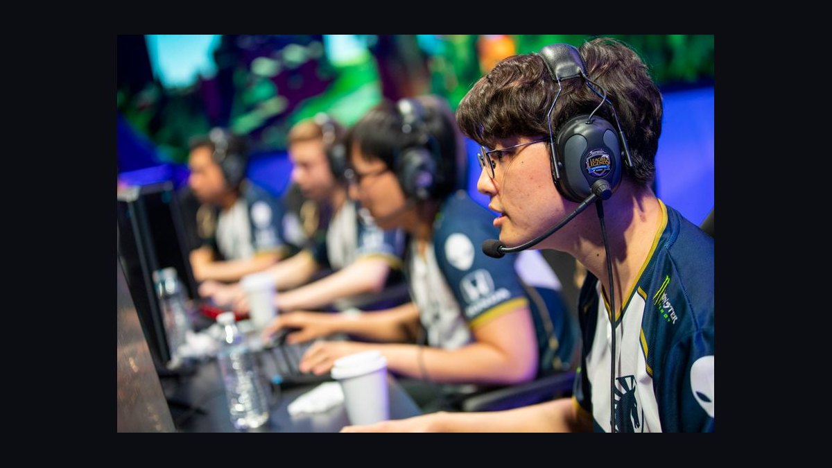 What do professional esports players do differently in their daily practice routines in 2027?