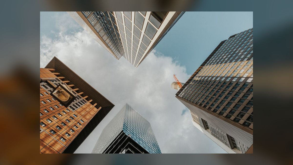 How do you build a vertical SaaS for general contractors (Procore competitor space) go-to-market motion in 2027 — figure 10