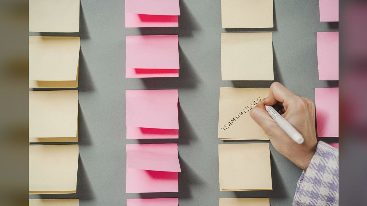 How do you build an AI note-takers (Otter / Fireflies / Read AI) go-to-market motion in 2027?