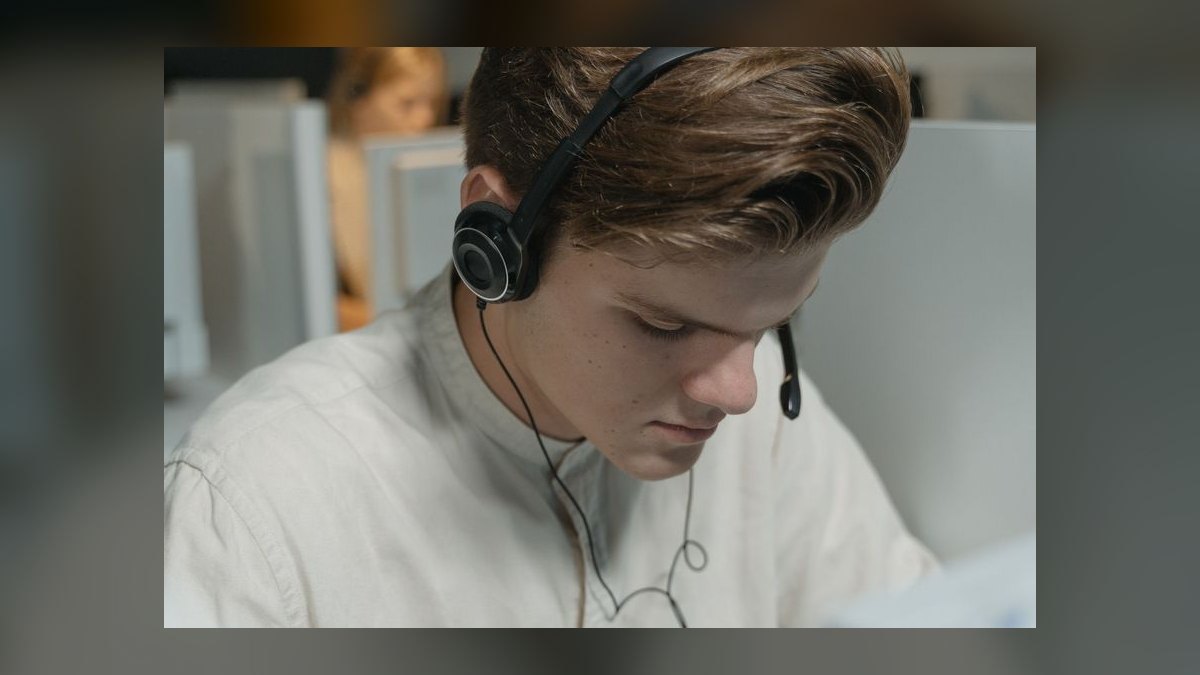 Customer Support Outsourcing GTM Playbook 2027 — SaaS Vertical + AI-Augmented Hybrid Agent and the 48M Helpware Operator Path — figure 6