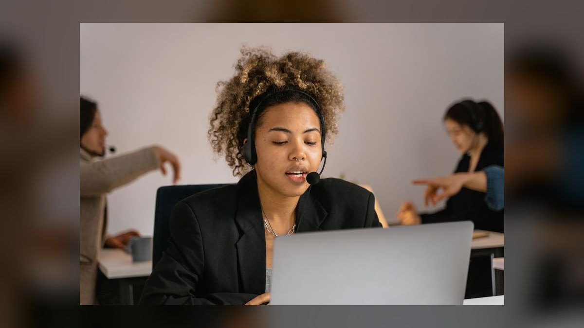 Customer Support Outsourcing GTM Playbook 2027 — SaaS Vertical + AI-Augmented Hybrid Agent and the 48M Helpware Operator Path — figure 8
