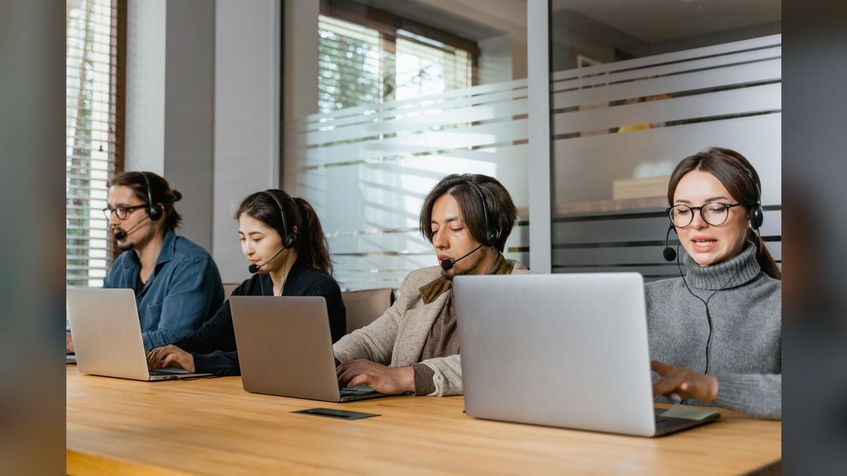 Customer Support Outsourcing GTM Playbook 2027 — SaaS Vertical + AI-Augmented Hybrid Agent and the 48M Helpware Operator Path