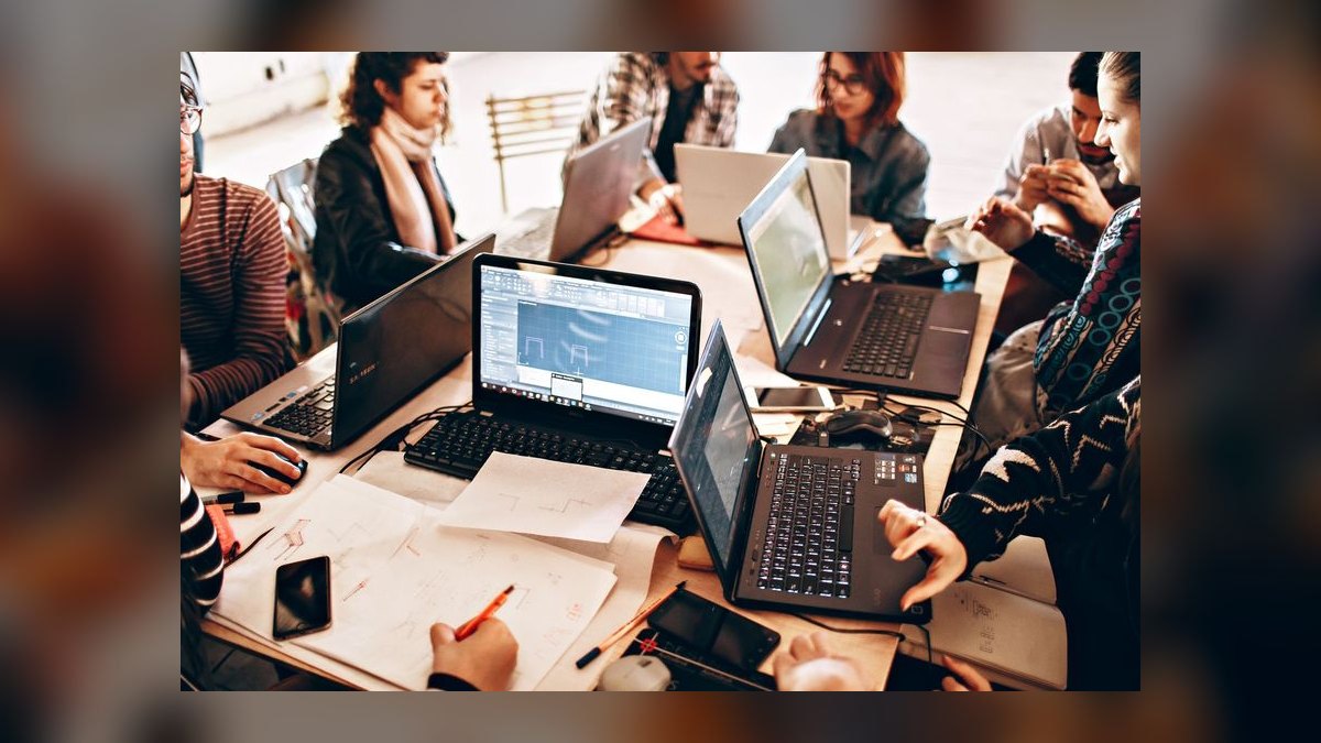 Membership Community Software GTM Playbook 2027 — Creator + Indie + SMB Community Platform + AI-Augmented Community Moderation + Creator Monetization Tiered Subscription and the 685M Discord Operator Path — figure 8