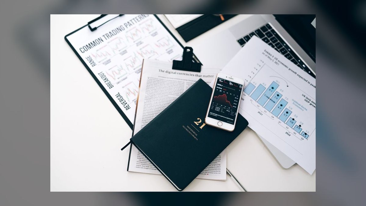 What is the go-to-market playbook for the first 10 customers before product-market fit in 2027 — figure 10