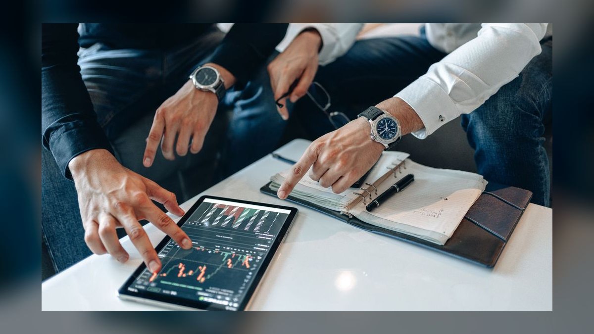 What is the go-to-market playbook for specialty retail chains in 2027 — figure 9
