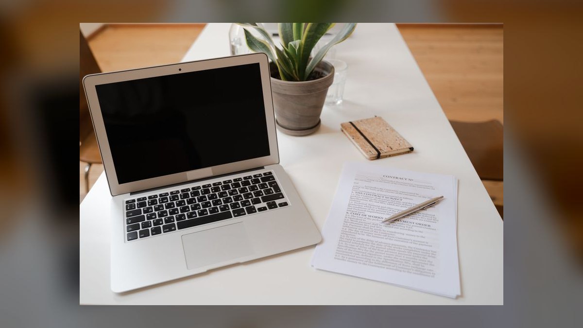 How do you set contract length and renewal terms for a multi-year enterprise deal in 2027 — figure 10