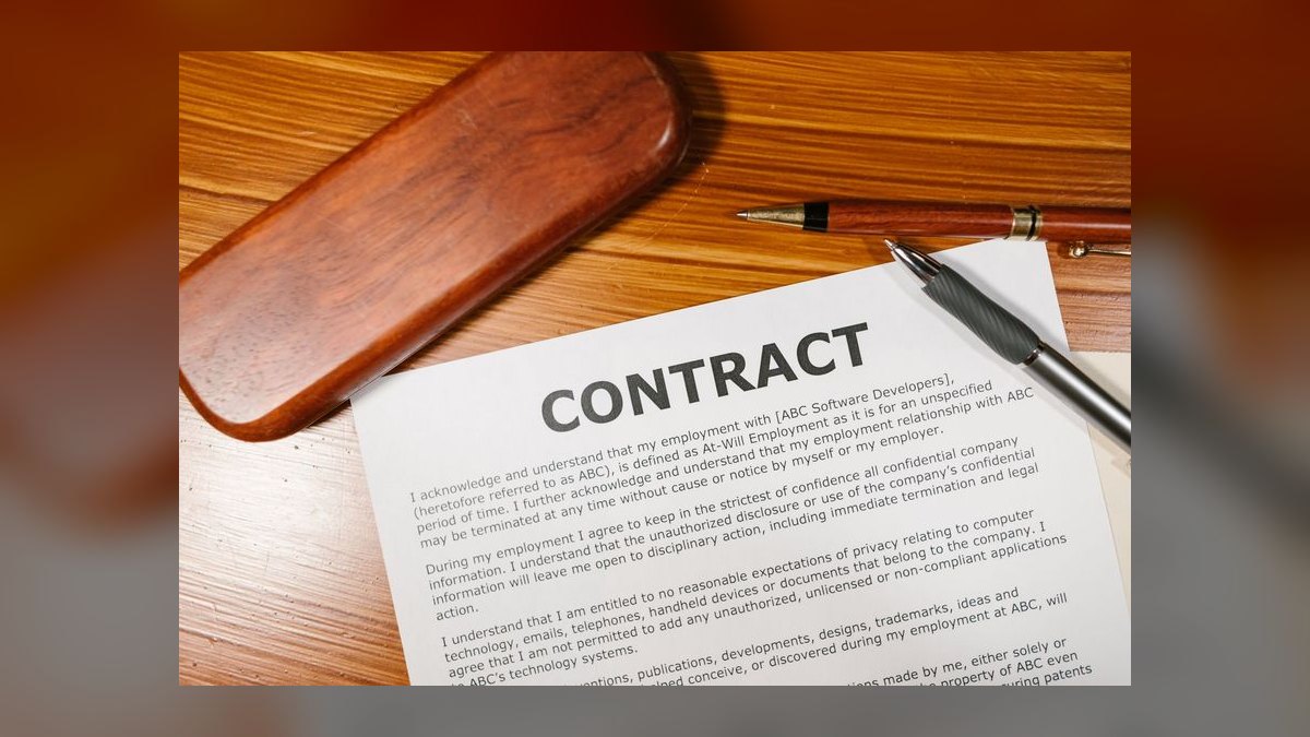 How do you set contract length and renewal terms for a multi-year enterprise deal in 2027 — figure 7