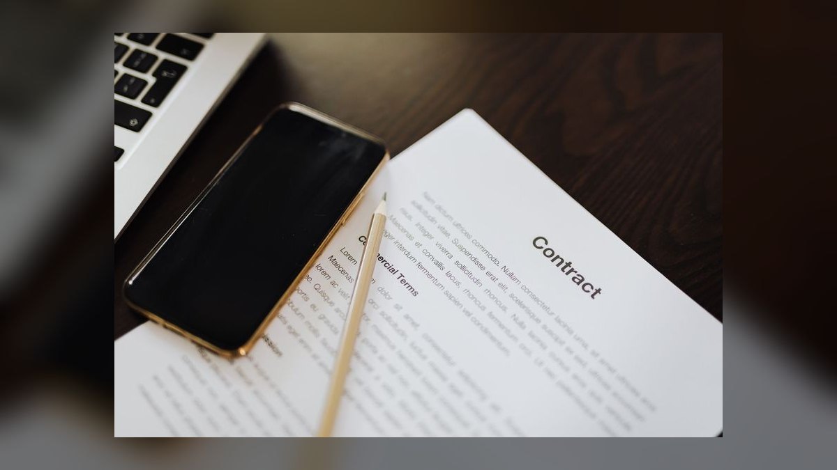 How do you set contract length and renewal terms for a multi-year enterprise deal in 2027 — figure 8