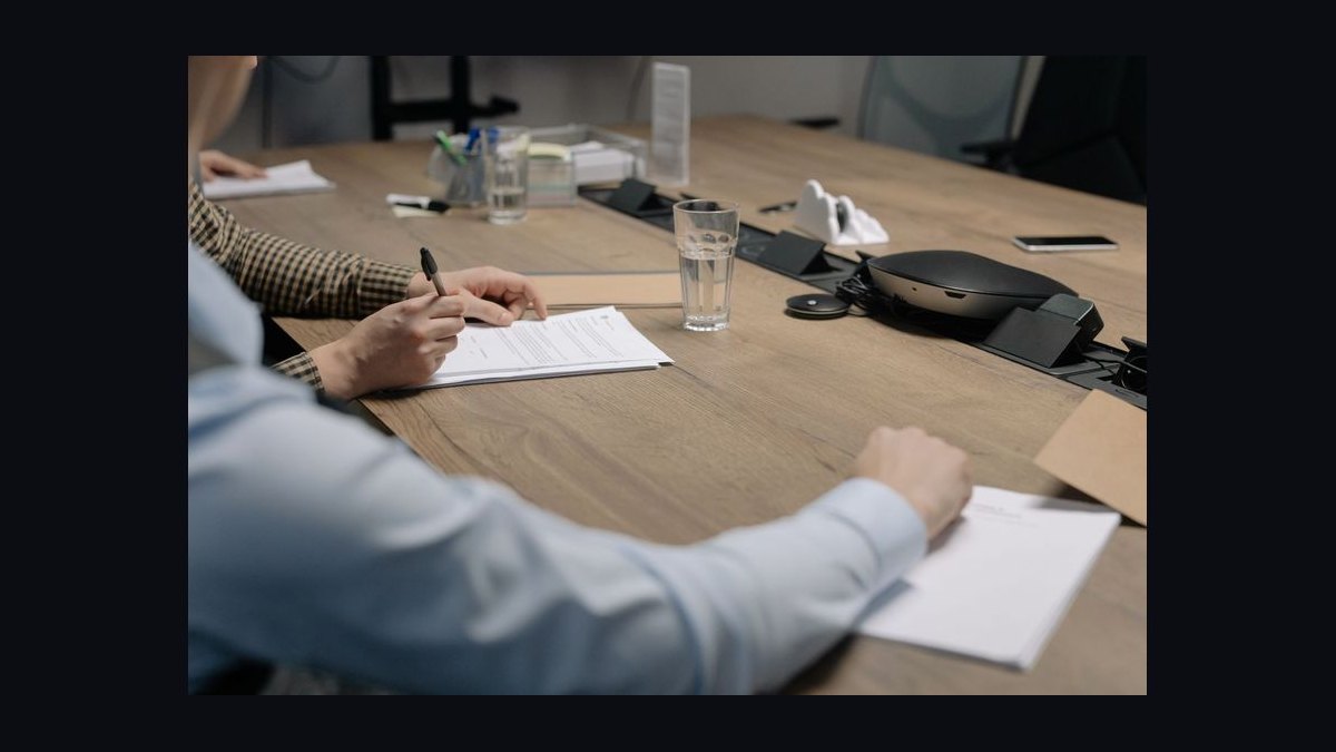 How do you set contract length and renewal terms for a multi-year enterprise deal in 2027?