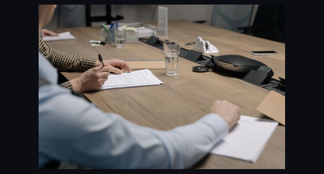 How do you set contract length and renewal terms for a multi-year enterprise deal in 2027?