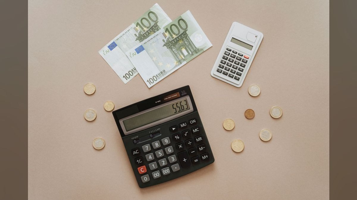 How do you allocate budget between inbound and outbound channels at $5M ARR in 2027 — figure 4