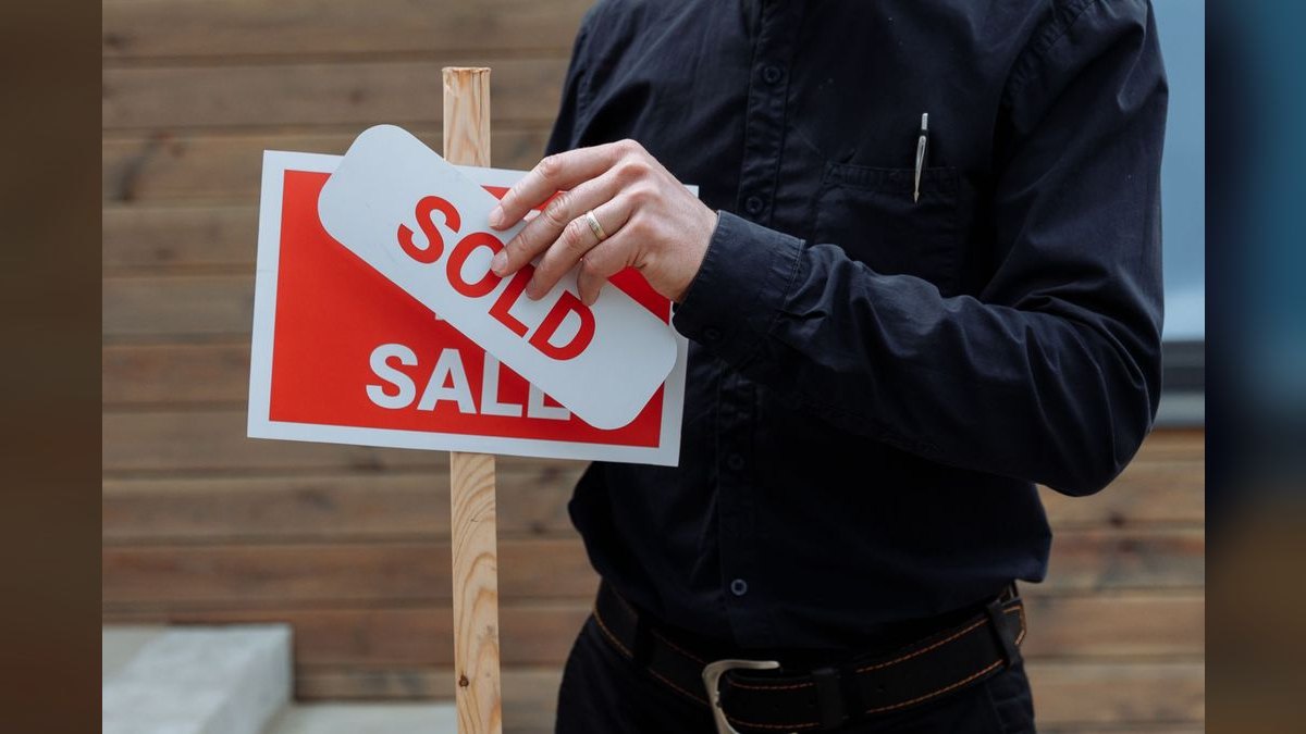 How do you structure sales commission plans for a channel partner program in 2027 — figure 4