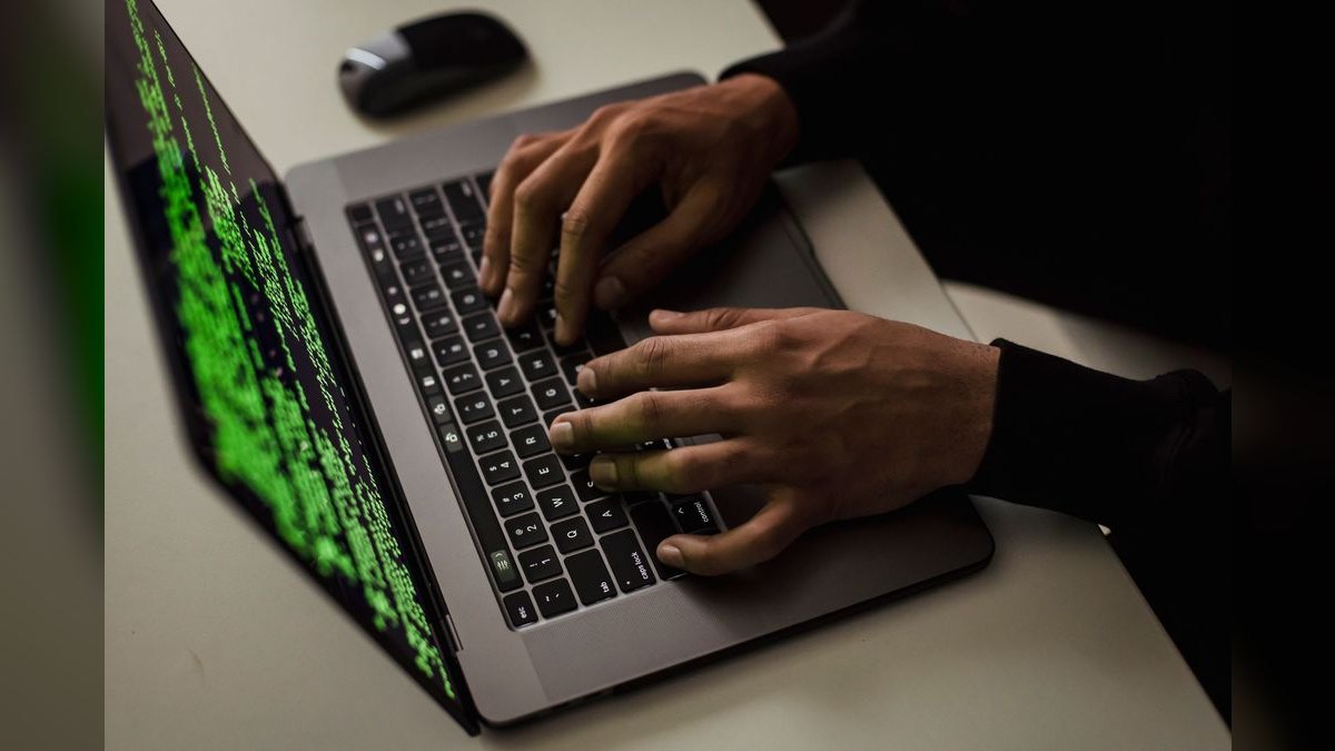 What is the ideal SDR-to-AE ratio for a $5M ARR cybersecurity company in 2027 — figure 3