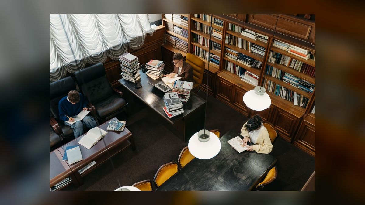 What go-to-market playbook works best for Financial Services in 2027 — figure 4