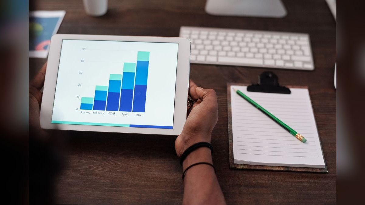 What are the key sales KPIs for the Commercial Staffing and Recruiting industry in 2027?