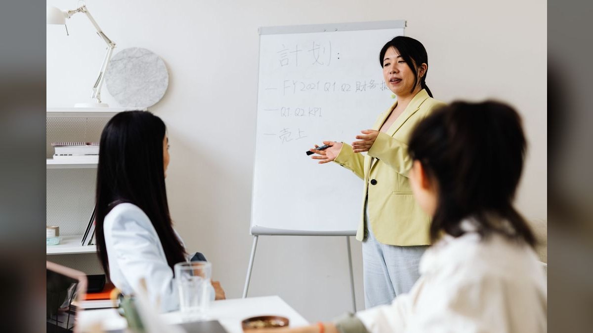 What are the key sales KPIs for the Commercial Food Service Distribution industry in 2027 — figure 6