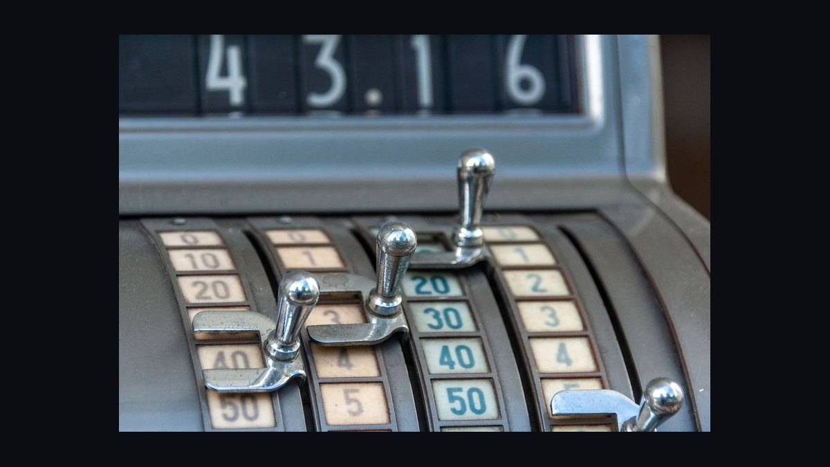 What are the key sales KPIs for the Commercial Electrical Distribution industry in 2027 — figure 7
