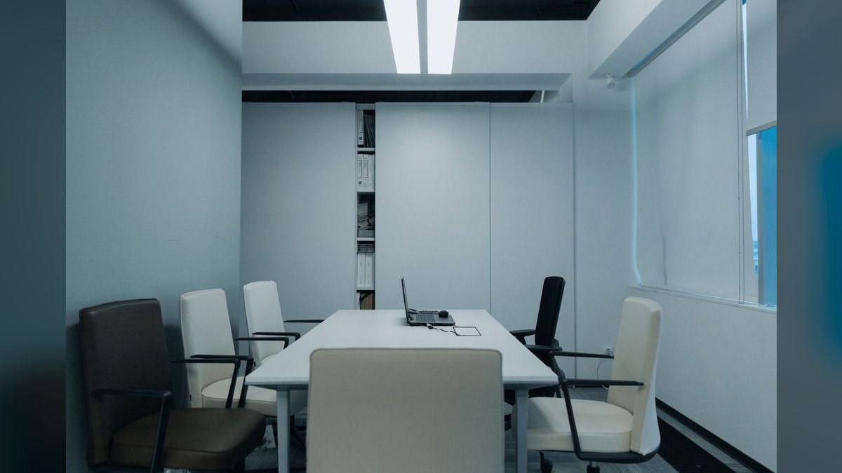 What are the key sales KPIs for the Commercial Roofing Contracting industry in 2027?