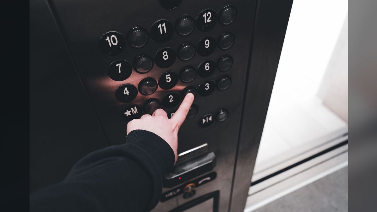 What are the key sales KPIs for the Elevator and Escalator Service industry in 2027 — figure 1