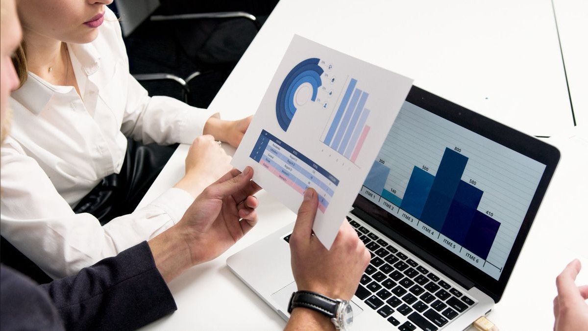 What are the key sales KPIs for the Industrial Conveyor Systems Integration industry in 2027 — figure 1