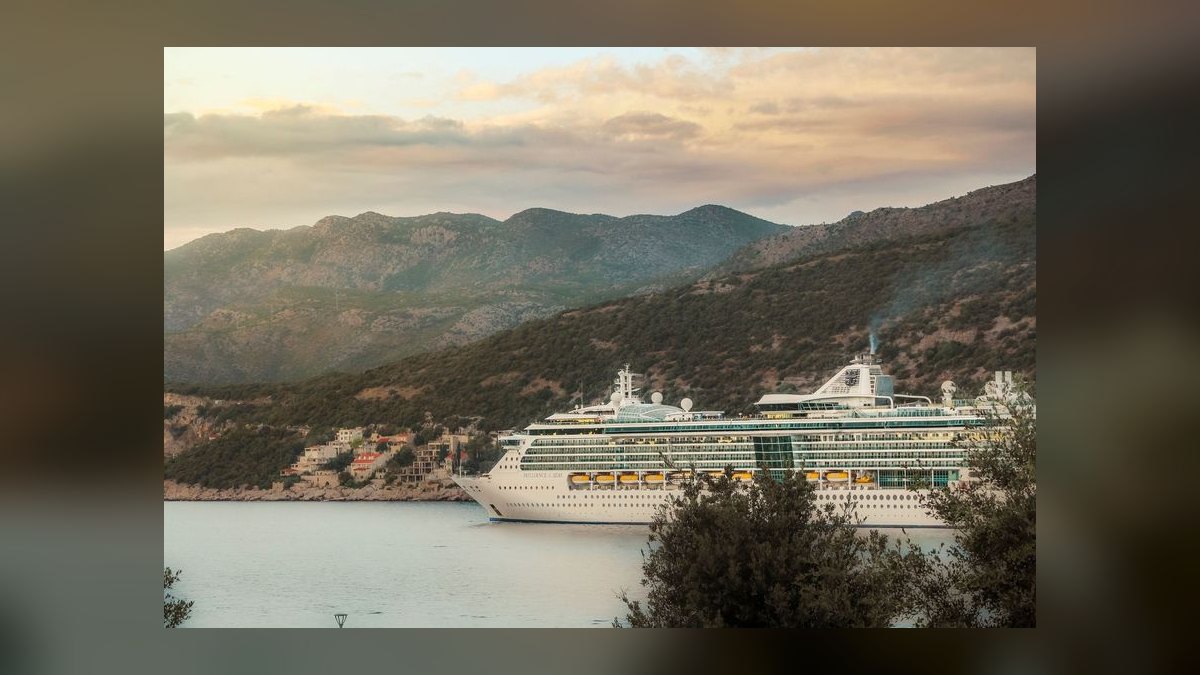 What are the key sales KPIs for the Cruise Line Operations industry in 2027 — figure 7