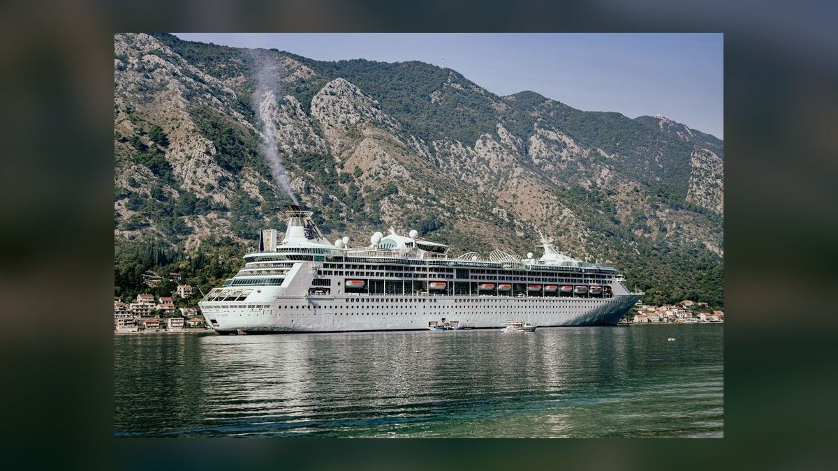 What are the key sales KPIs for the Cruise Line Operations industry in 2027 — figure 9