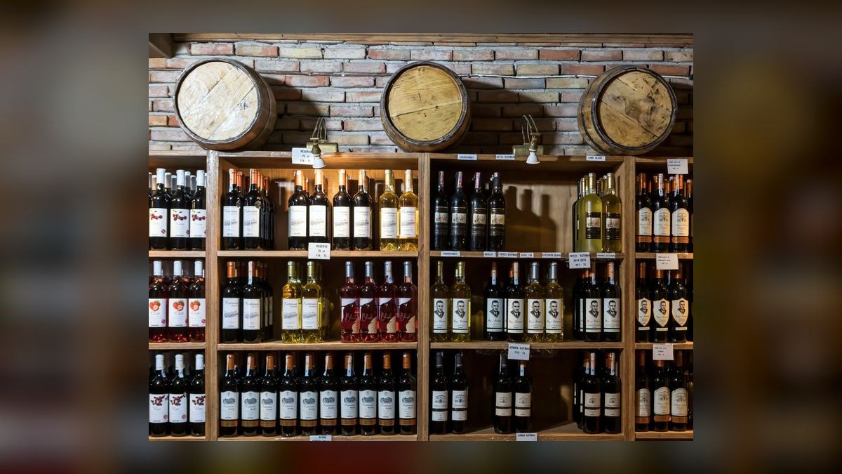 What are the key sales KPIs for the Wine and Spirits Distribution industry in 2027 — figure 10