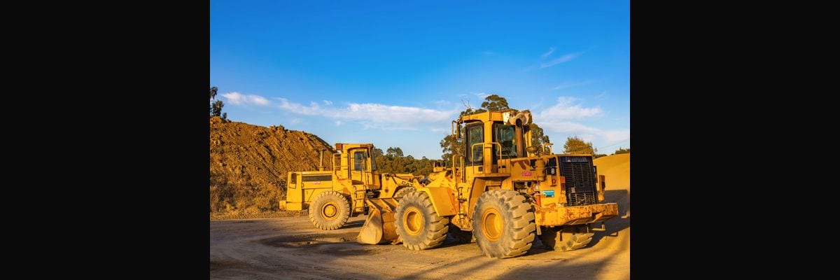 What are the key sales KPIs for the Heavy Equipment Dealership industry in 2027?