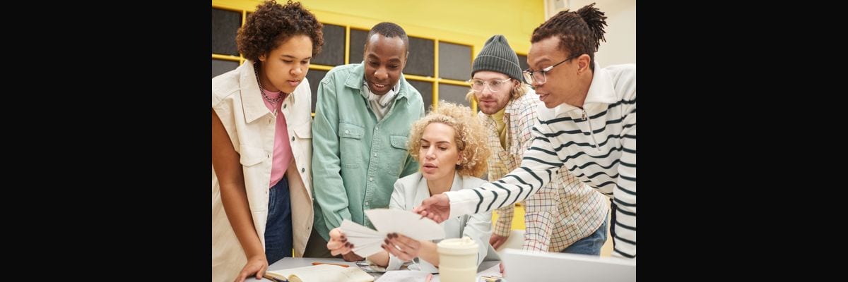 What are the key sales KPIs for the Vector Database industry in 2027?