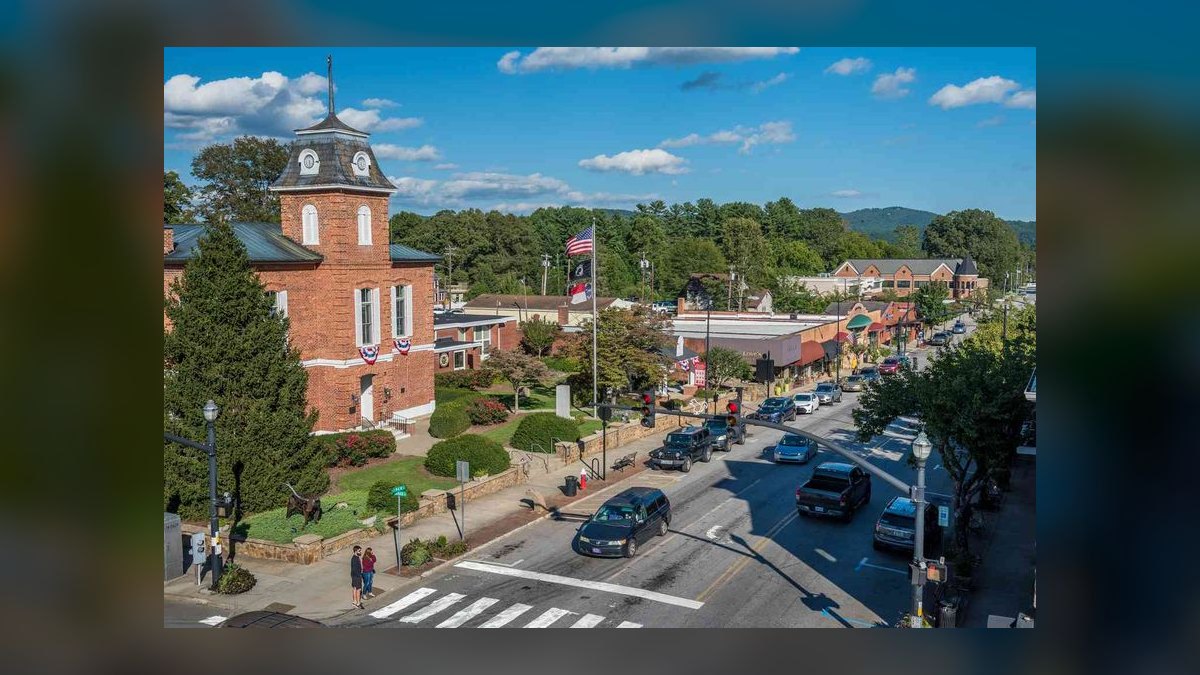 10 Best Small Towns to Retire in 2027 (Affordable, Walkable, Charming)