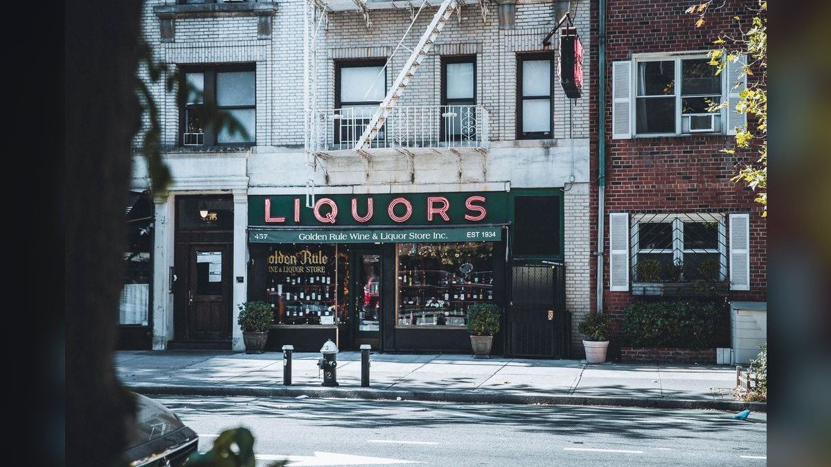 Top 10 Dive Bars in New York City — figure 3