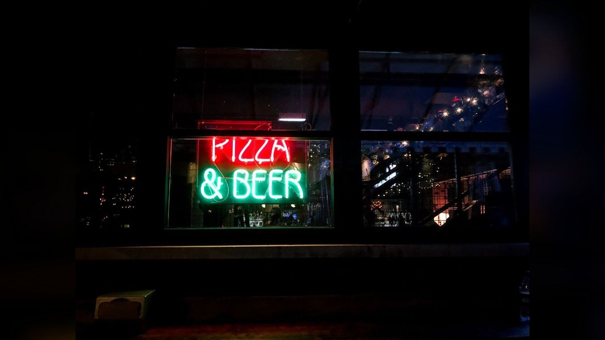 Top 10 Dive Bars in Chicago — figure 1