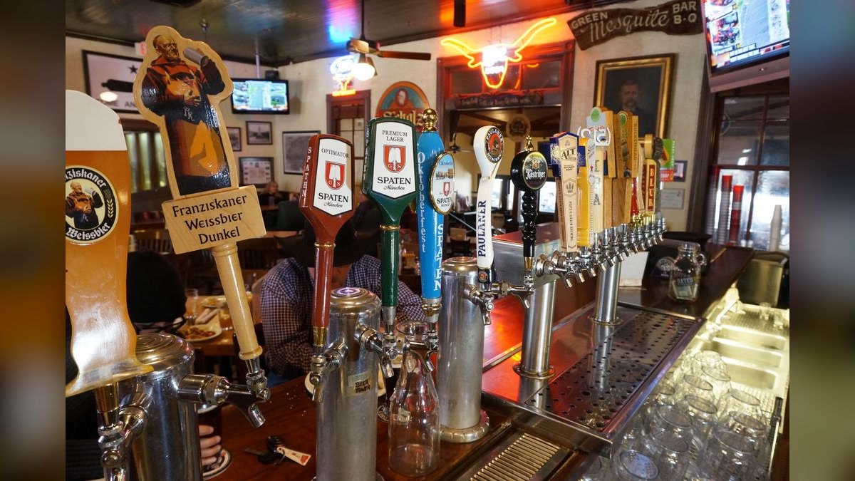 Top 10 Dive Bars in Austin
