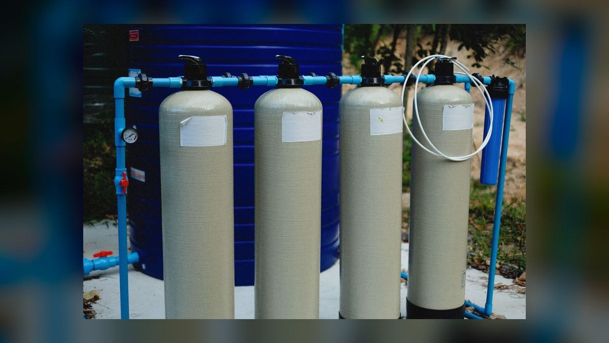 How often should I replace the filter media in a sponge filter for a fry tank — figure 6