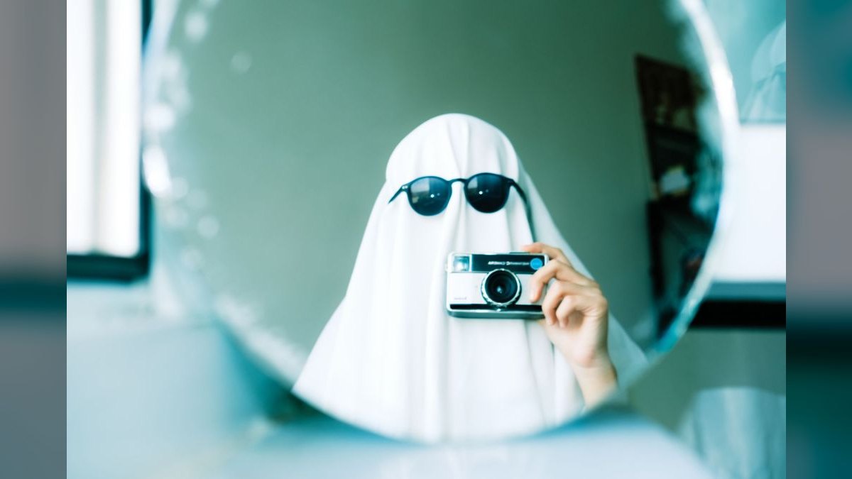How do you reconcile renewal ghosting when no dedicated RevOps hire yet and leadership only reviews bookings vs billings monthly on Dynamics 365 — figure 5