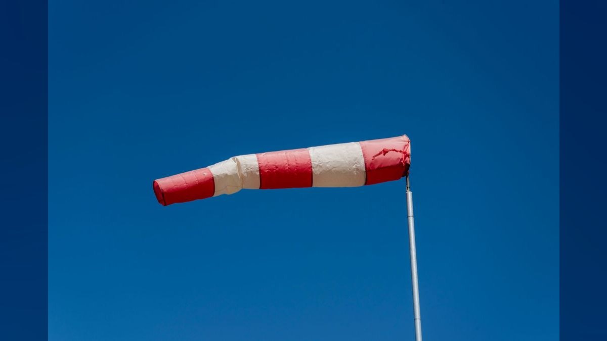 How do you fix forecast sandbagging in Salesforce when reps keep deals in early stages — figure 6
