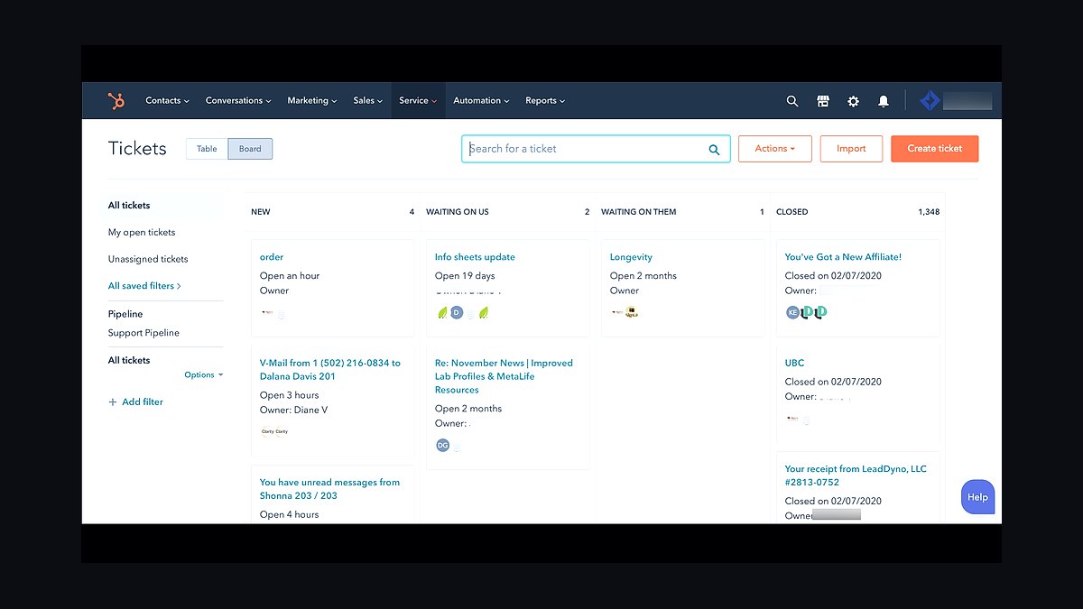 How do you score renewal risk from product usage tiers synced nightly into HubSpot in 2027?