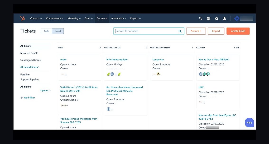How do you score renewal risk from product usage tiers synced nightly into HubSpot in 2027?