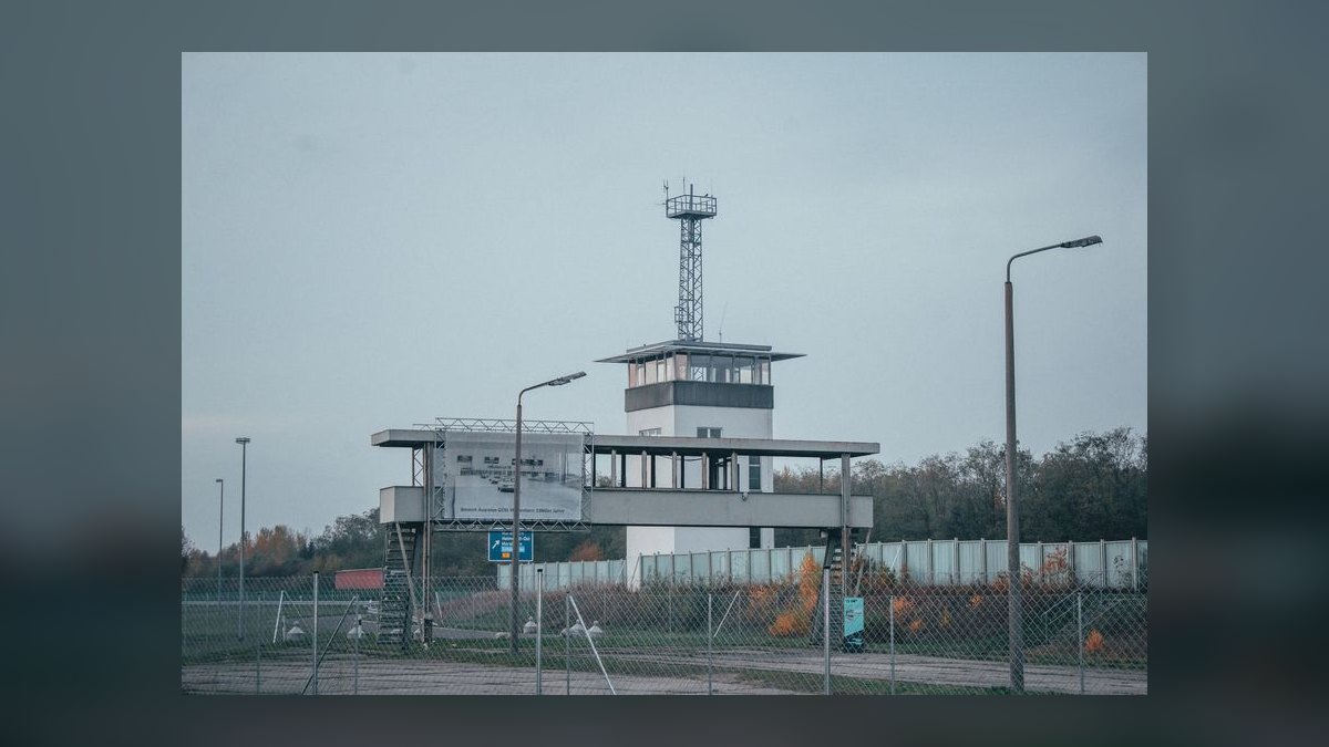 How do you design a RevOps control tower in Palantir Signals for GTM alerts that catches commission disputes on split credit before weekly commit calls for inbound SDR with parent-company rollup reporting — figure 8