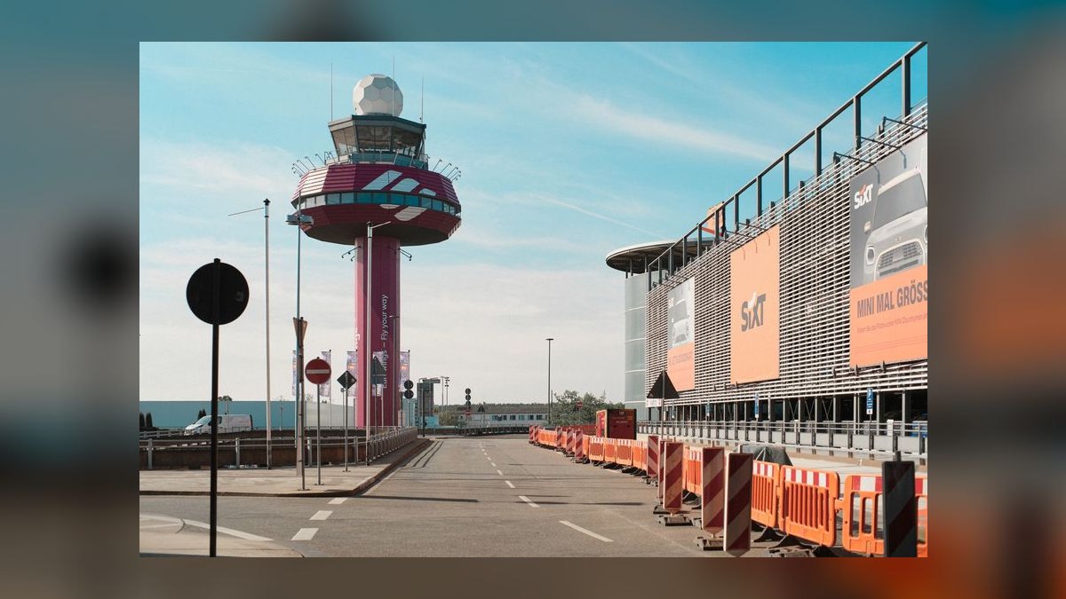 How do you design a RevOps control tower in Palantir AIP that catches renewal ghosting in CRM before weekly commit calls for usage-based pricing with no data engineer — figure 10