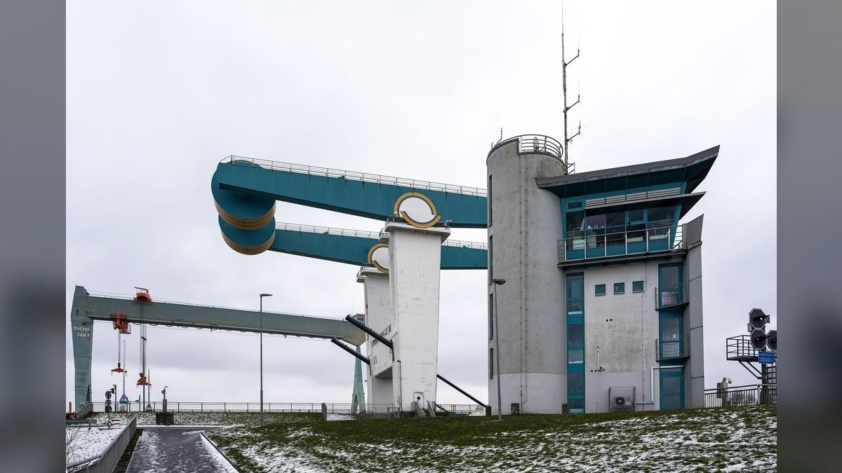How do you design a RevOps control tower in Palantir pipeline digital twins that catches forecast categories that do not match finance before weekly commit calls for multi-product bundles with marketing ops on Marketo?